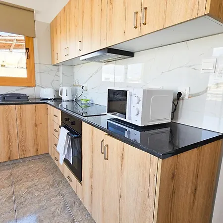 בית אירוח Central City Rooms לרנקה